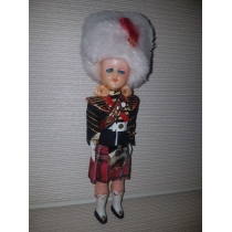 Коллекционная кукла АНГЛИЯ  (высота 18.5 см,общая 22.5 см) 