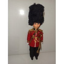 Коллекционная кукла Англия ( общая  высота 22 см, по макушку 18.5 см) 