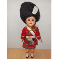 Коллекционная кукла  Англия(общая  высота 16.5 см) 