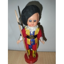 Коллекционная кукла Англия ( общая высота 13.8 см, куколка 12.5 см)