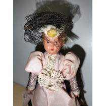 Коллекционная кукла Франция ( высота общая 13.5 см) 