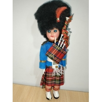 Коллекционная  кукла Англия ( высота общая 20 см)