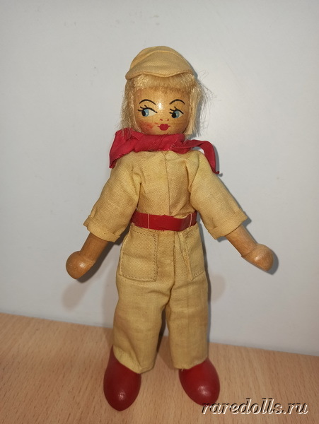 Деревянная кукла одна из первых игрушек. Деревянная кукла. Кукла из 1980. Куклы из 1941. Куклы из 1921.