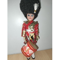 Коллекционная кукла Англия ( высота общая 20.8см) 