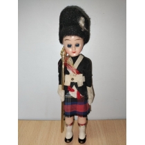 Коллекционная кукла Англия  ( общая высота 20см)