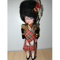 Коллекционная кукла  Англия  ( высота  общая 16.5 см) 
